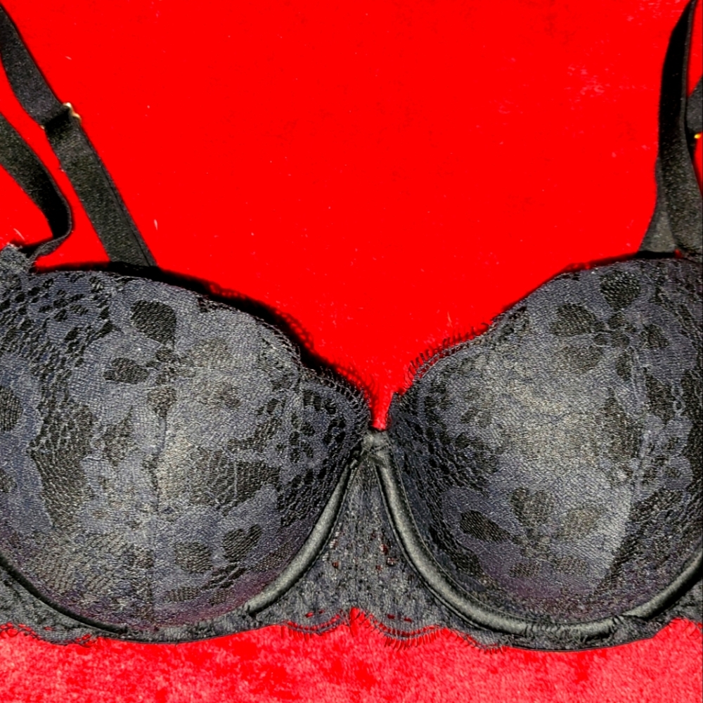 Victoria's Secret black w/lace lightly padded black bra size 34DD